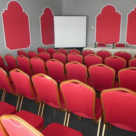 Garni Hotel Junior Bratislava Buitenkant foto