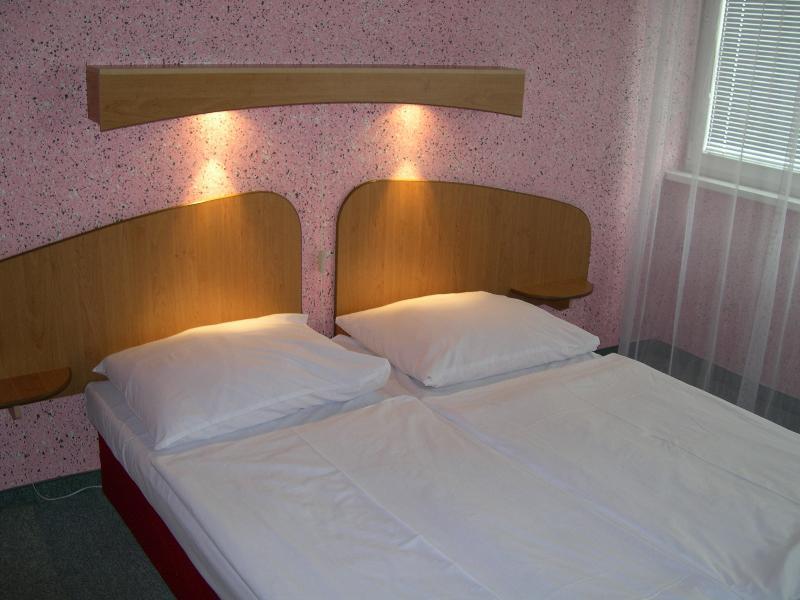 Garni Hotel Junior Bratislava Buitenkant foto