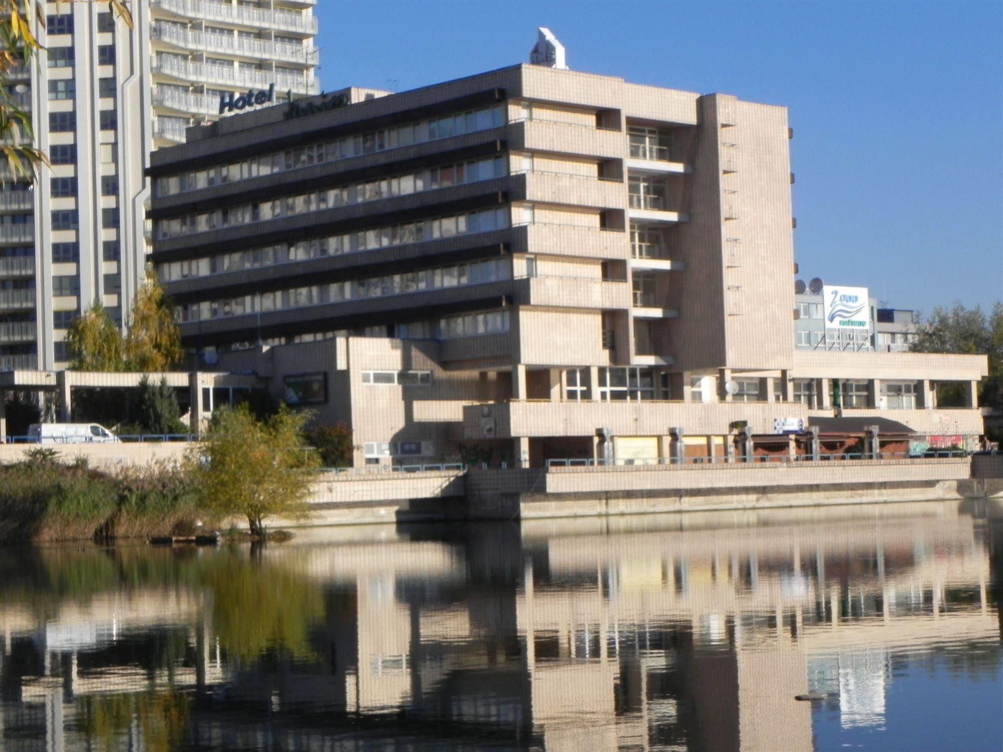 Garni Hotel Junior Bratislava Buitenkant foto