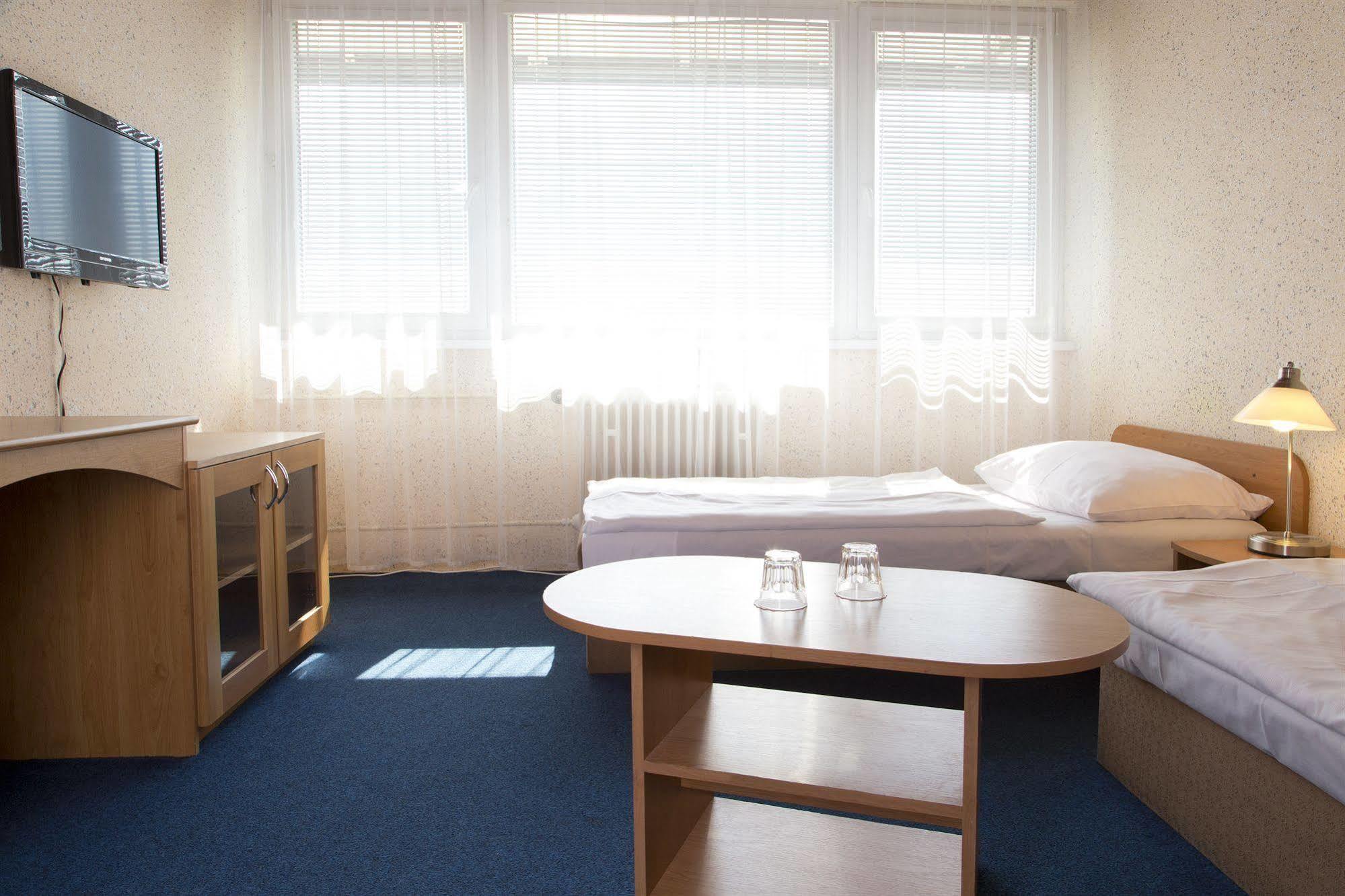 Garni Hotel Junior Bratislava Buitenkant foto