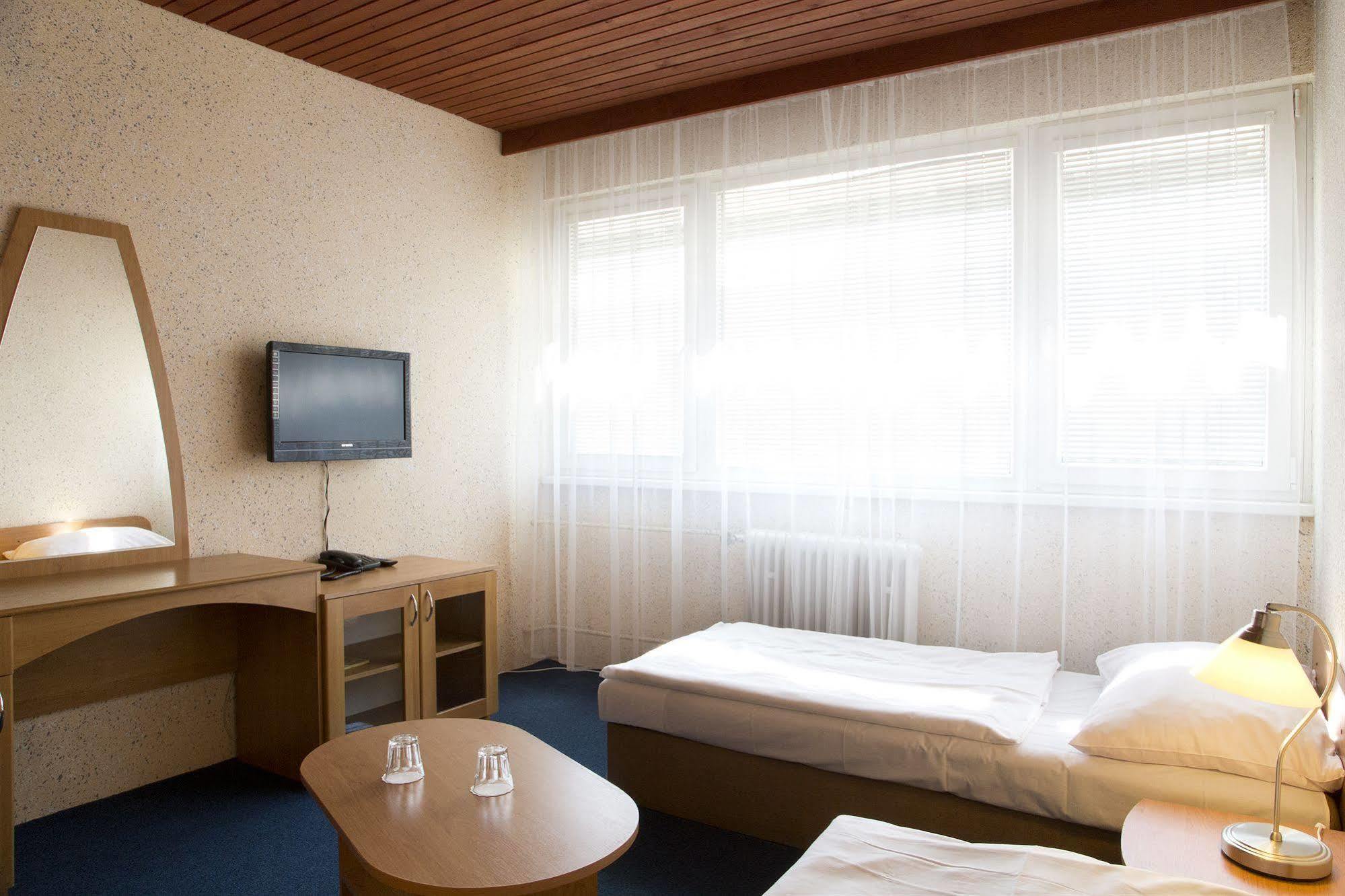 Garni Hotel Junior Bratislava Buitenkant foto