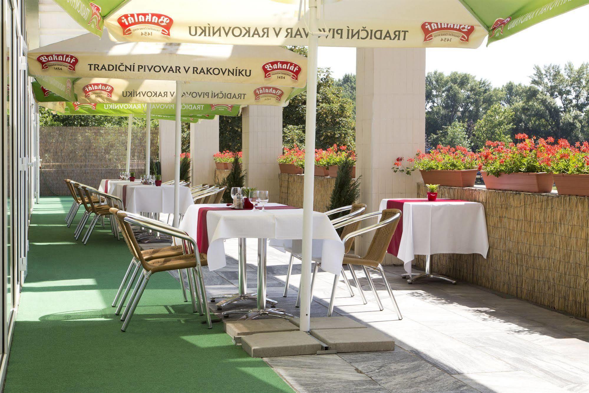 Garni Hotel Junior Bratislava Buitenkant foto