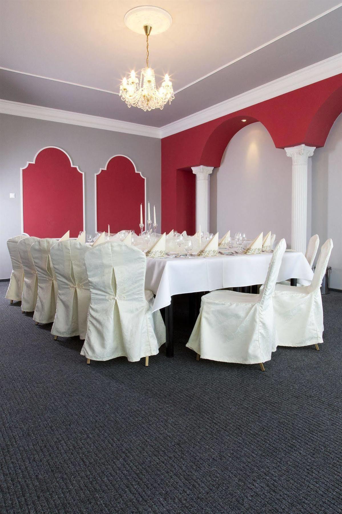 Garni Hotel Junior Bratislava Buitenkant foto