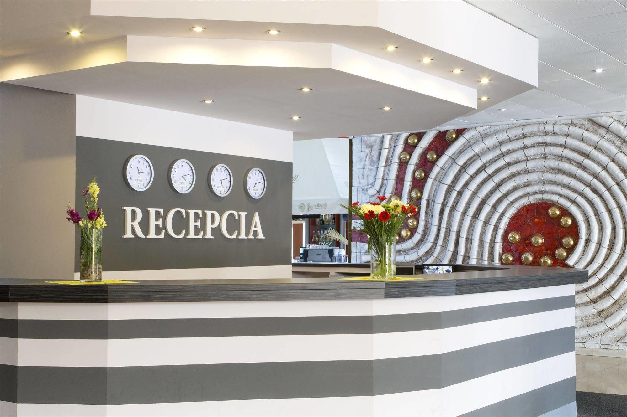 Garni Hotel Junior Bratislava Buitenkant foto