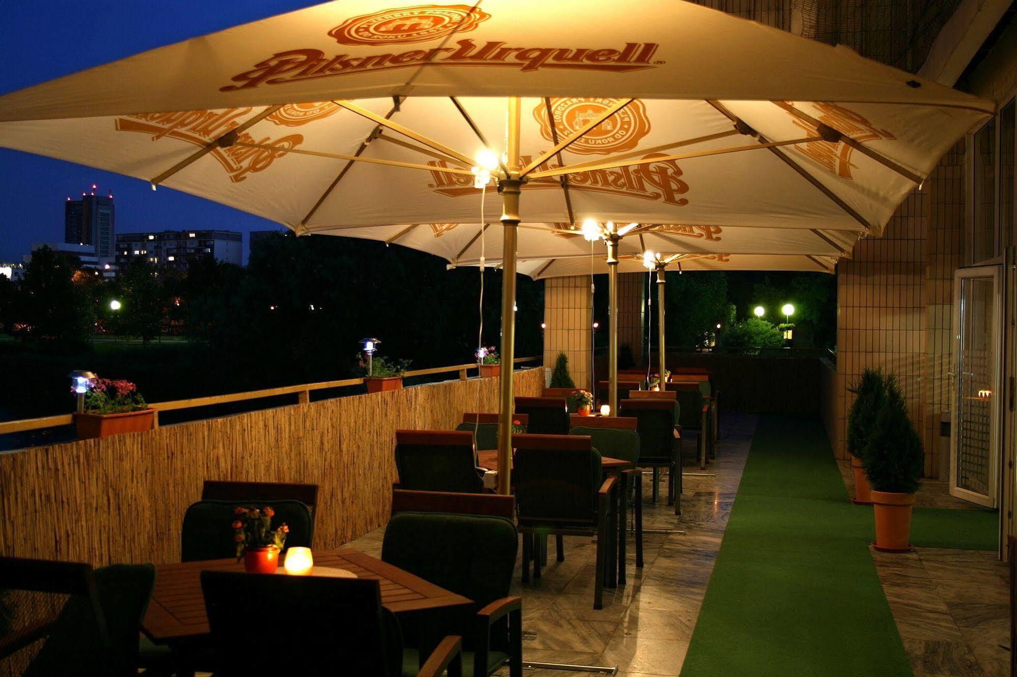 Garni Hotel Junior Bratislava Buitenkant foto