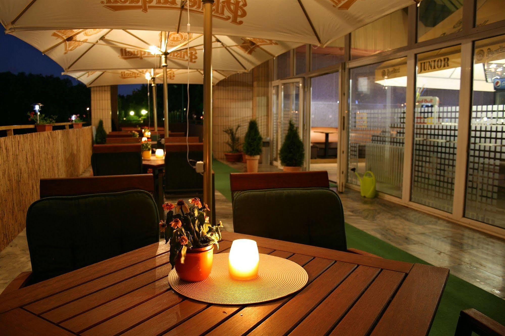 Garni Hotel Junior Bratislava Buitenkant foto