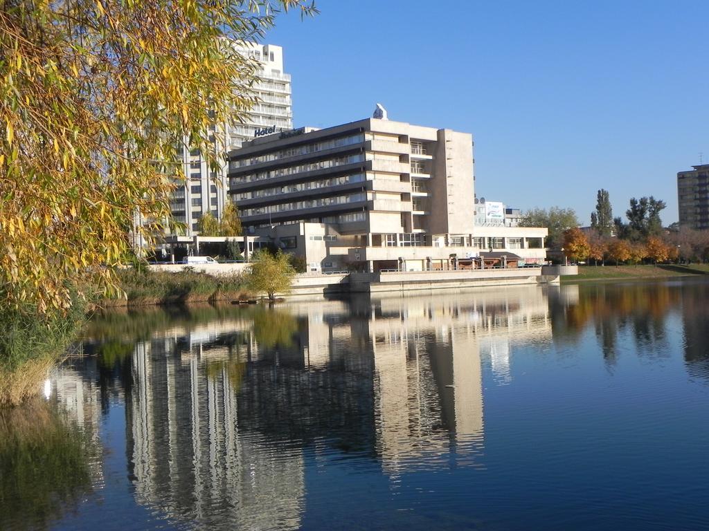 Garni Hotel Junior Bratislava Buitenkant foto